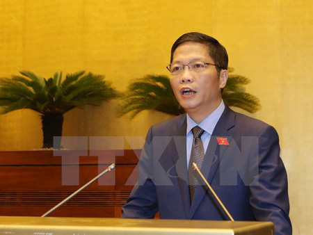 Thừa ủy quyền của Thủ tướng Chính phủ, Bộ trưởng Bộ Công thương Trần Tuấn Anh trình bày Tờ trình dự án Luật Quản lý ngoại thương.